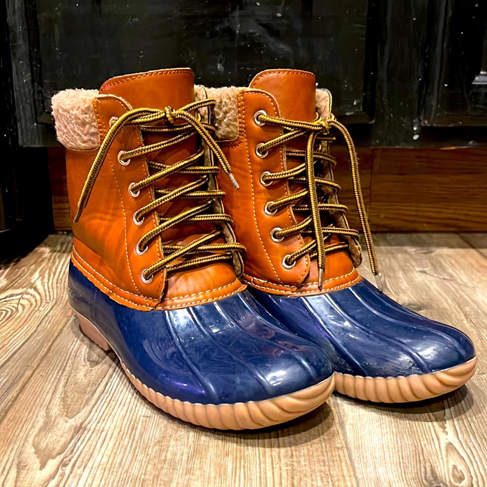 Waterproof duck boots with fleece lining